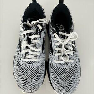 Women’s Brooks Revel Black and White Athletic Shoes Size 9